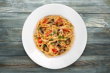 Spagetti makarna domates ile