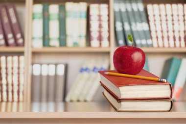 Renkli kitap yığını