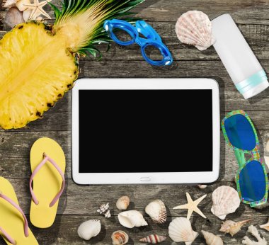 Modern dijital tablet üzerinde ahşap arka plan izole ananas ile