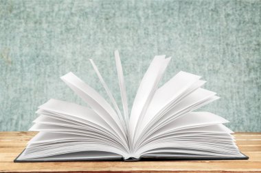 Masanın üzerinde kitabı aç