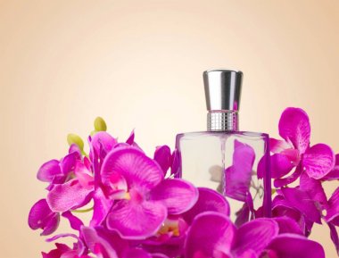 parfüm şişesi ve çiçekler 
