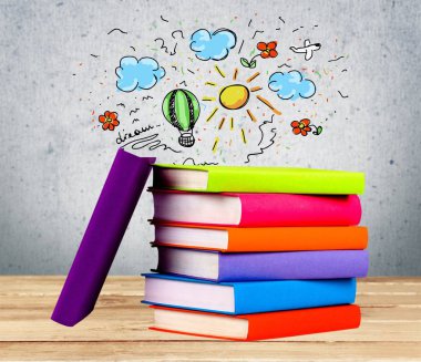 Tablo arka plan üzerinde izole kitap yığını 