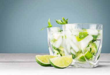 Ahşap masa üzerinde taze Mojito kokteyller 
