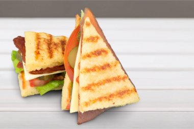 Izgara sandviç arka plan üzerinde yarısı