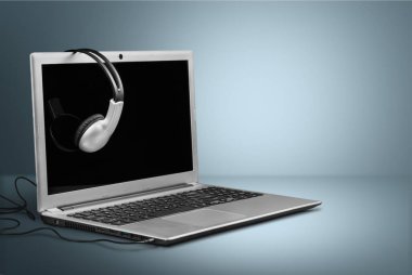 kulaklık ve açık renkli modern dizüstü 