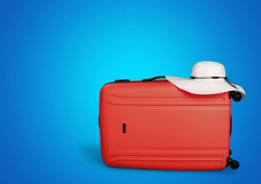 Hasır şapka üzerinde arka izole bavulla 