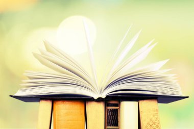 Eski yığılmış kitaplar