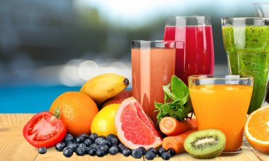 taze meyve suyu bir bardak 