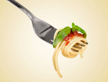 Makarna spagetti çatalı üzerinde 