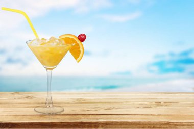 bir bardak alkol kokteyli