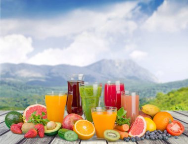 taze meyve suyu bir bardak 