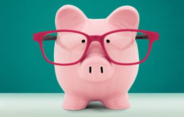 kumbara arka plan üzerinde gözlük 