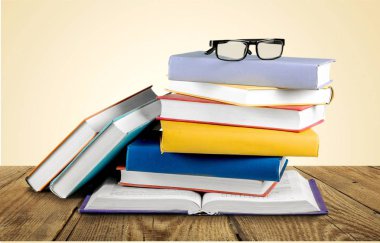 yığın kitap gözlüklü