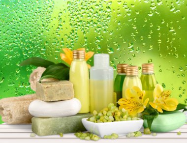 Kozmetik kapları ve çiçekler