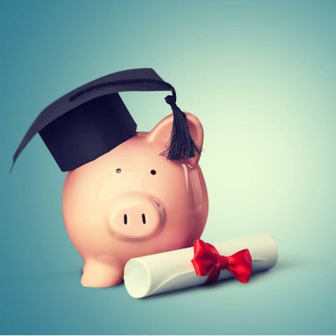 Mezuniyet şapka ve diploma ile Piggy banka 