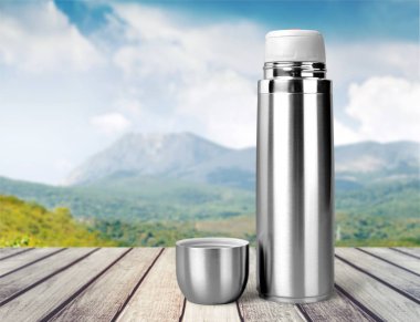 Aktif yaşam, arka plan üzerinde izole için metal termos