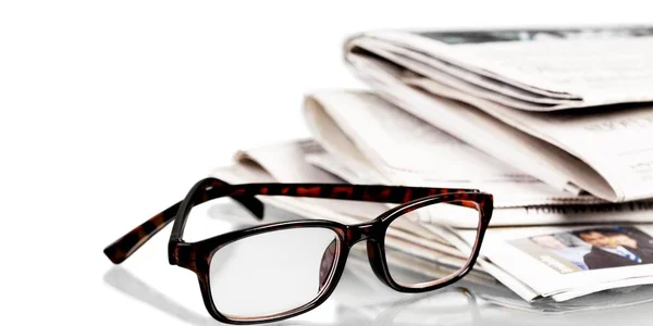 Στοίβα από εφημερίδες και γυαλιά — Φωτογραφία Αρχείου