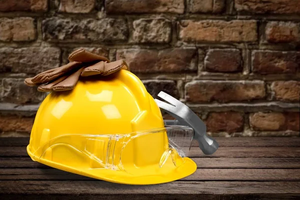 Yellow hard hat and gloves — Stock Photo, Image