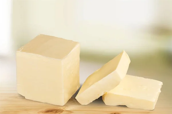 Cały blok masło na białym talerzu — Zdjęcie stockowe