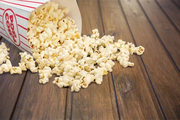Popcorn Essen Schachtel Auf Holzgrund — Stockfoto