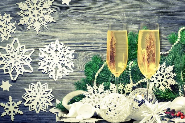 Verres à champagne avec décorations de Noël — Photo