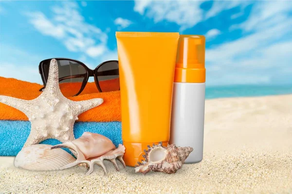 Nahaufnahme Von Strand Accessoires Auf Sand Flipflops Sonnenbrille Seestern Handtuch — Stockfoto