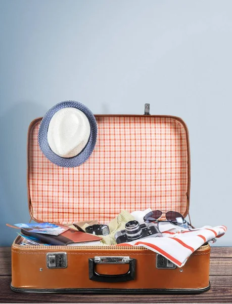 Vintage koffer met spullen reizen — Stockfoto