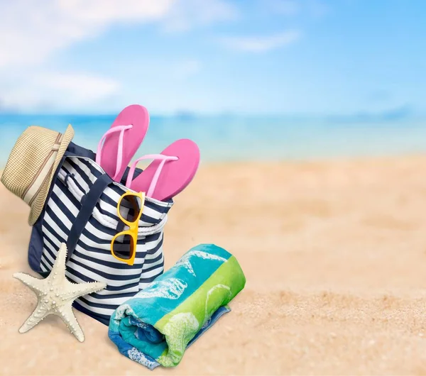 熱帯のビーチのようなものを旅行でビーチ バッグ — ストック写真
