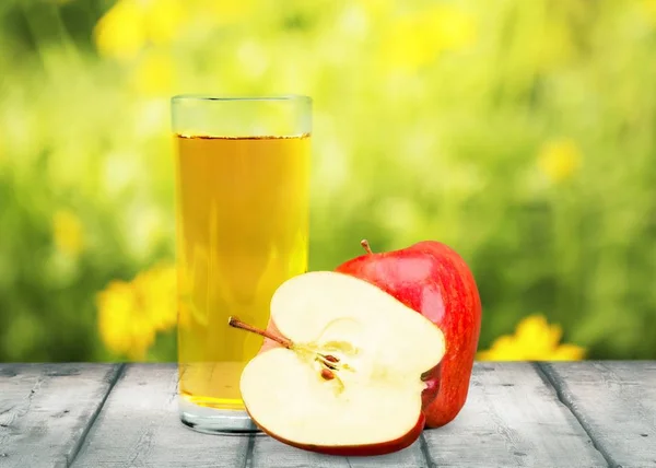 Glass of delicious apple juice — Stock Photo, Image