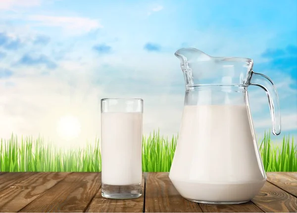 Glas melk en kruik — Stockfoto