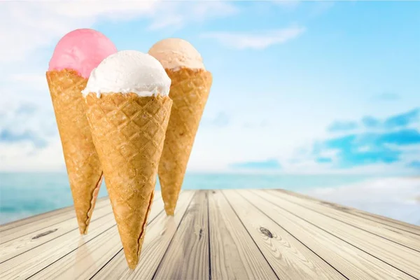 Мороженое в конусах — стоковое фото