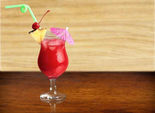Verre de cocktail rouge — Photo