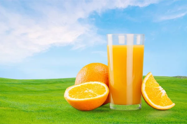 Glas av läckra apelsinjuice — Stockfoto