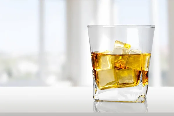 Bicchiere di whisky con ghiaccio — Foto Stock