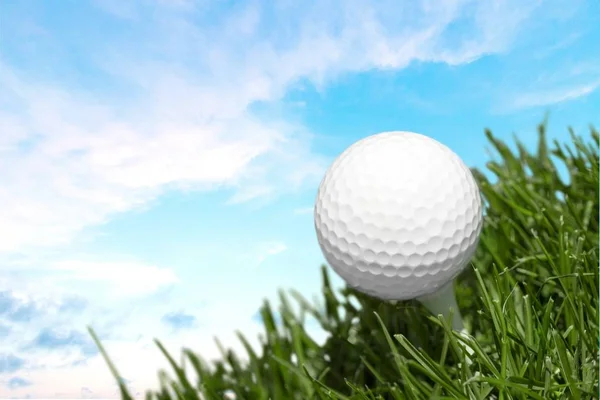 Golfbal in het gras — Stockfoto