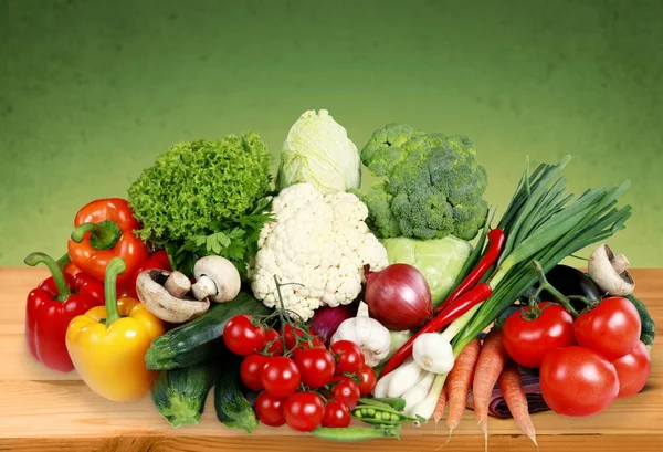 Close Sayuran Segar Pada Latar Belakang Meja Kayu — Stok Foto