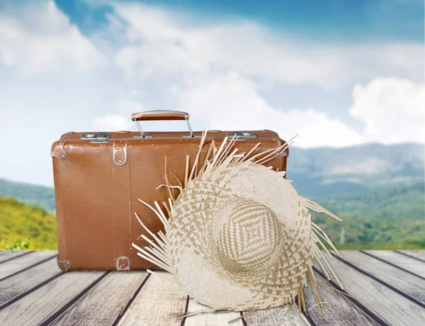 Hasır şapka ile Retro çanta