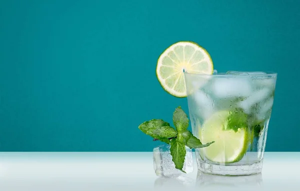 Köstlicher Cocktail mit Eis — Stockfoto