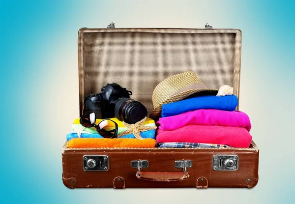 Ρετρό βαλίτσα με αντικείμενα ταξιδιού — Φωτογραφία Αρχείου