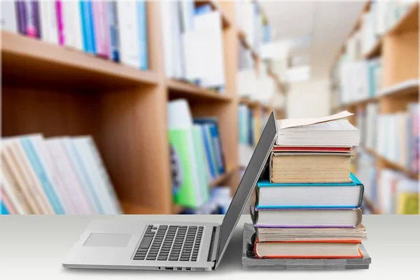 Bücherstapel mit Laptop auf Holztisch — Stockbild Bücherstapel mit Laptop — Stockfoto
