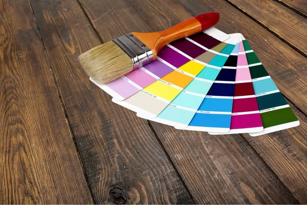 Escova e paleta brilhante de cores — Fotografia de Stock