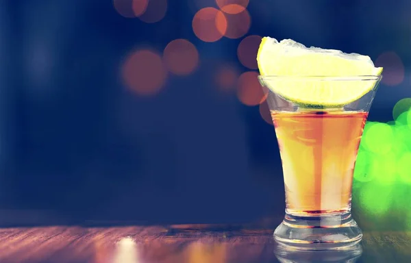 Glas av tequila med liem skiva — Stockfoto
