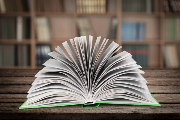 Offenes Buch Auf Tisch Vor Verschwommenem Hintergrund — Stockfoto