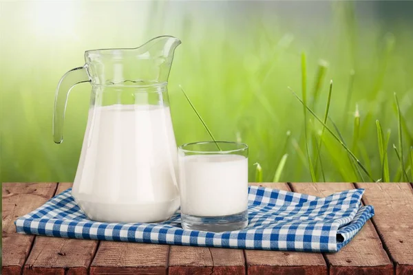 Glas Mjölk Och Kannan Bord — Stockfoto