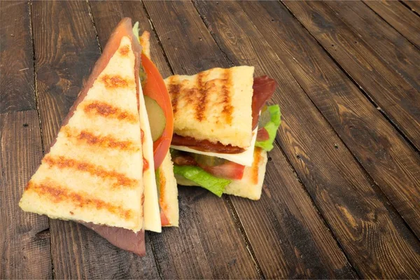 Mitades de sándwiches a la parrilla — Foto de Stock