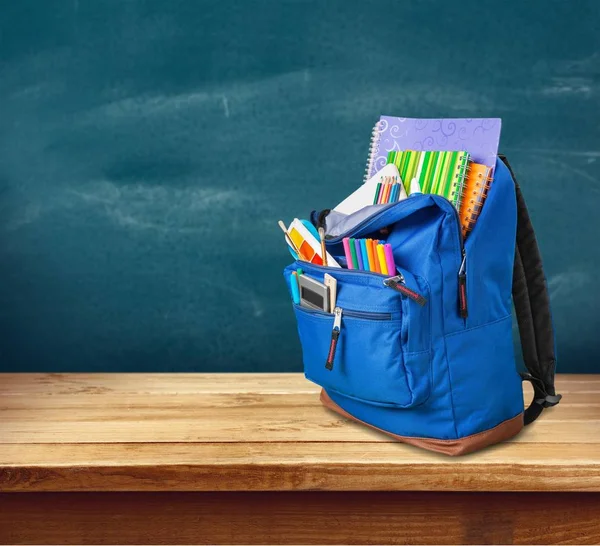 学校背包和文具 — 图库照片