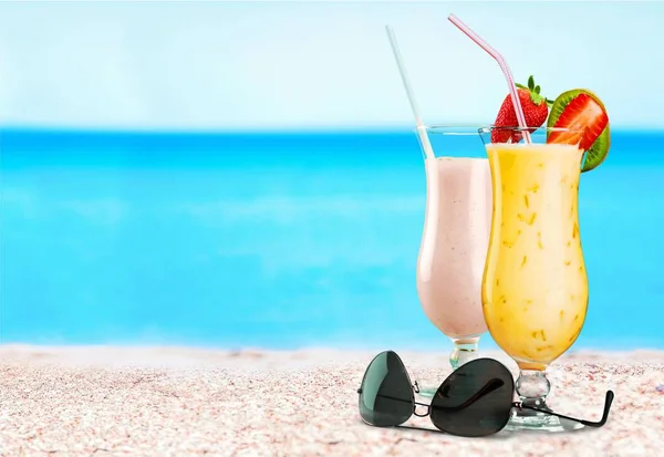 青い海と砂浜の背景に美味しい飲み物のクローズ アップ — ストック写真