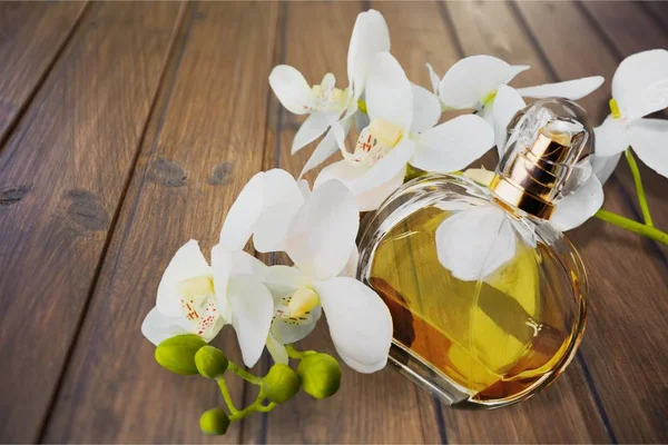 parfüm şişesi ve çiçekler 