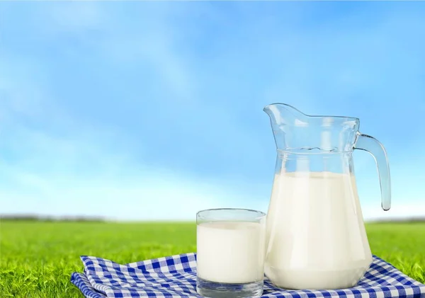 Bicchiere di latte e brocca — Foto Stock