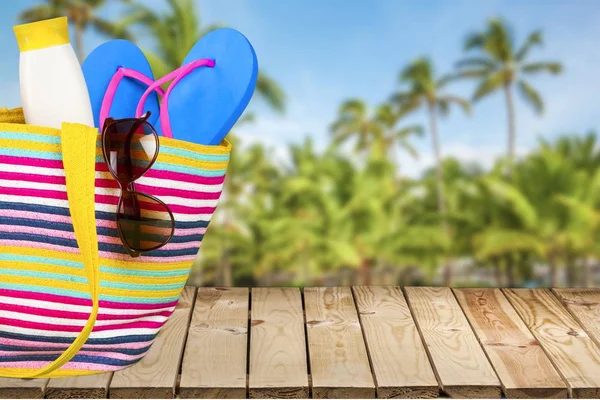 Kleurrijke tas op zomer-strand — Stockfoto